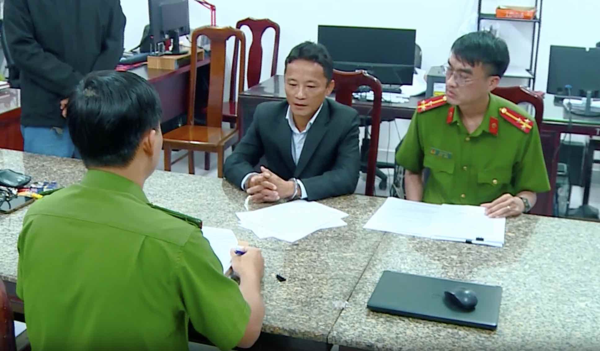 Công an đã khởi tố bị can, bắt tạm giam đối với người đàn ông đi xe Mercedes rút kiếm đe dọa người ở Nha Trang. Ảnh: Công an cung cấp