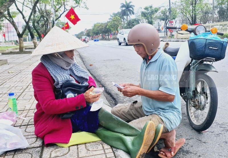 Theo mot so dai ly ve so o Quang Nam, luong ve so Hue ban ra co giam tu khi xay ra vu to ve bi tu choi trao giai. Anh: Hoang Bin. 