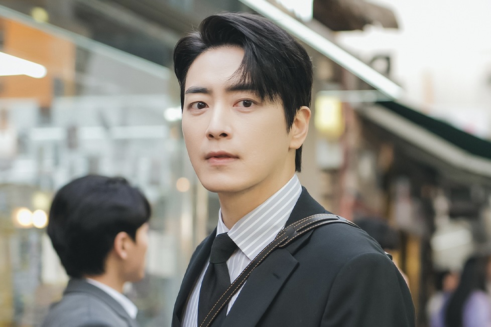 Lee Joon Hyuk caused a stir with his role as the perfect secretary in “Love Scout”. Photo: Producer