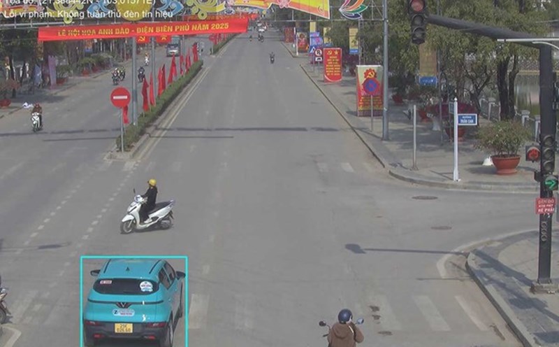 A case of being fined for "not obeying traffic light signals" (running a red light) in Dien Bien. Photo: CACC