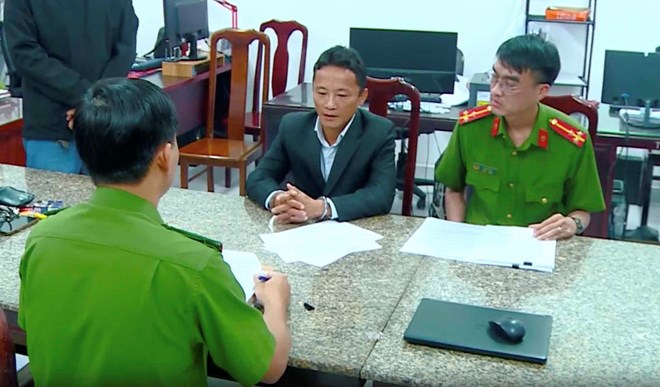 Police have prosecuted and temporarily detained a man driving a Mercedes who drew a sword and threatened people in Nha Trang. Photo: Police provided