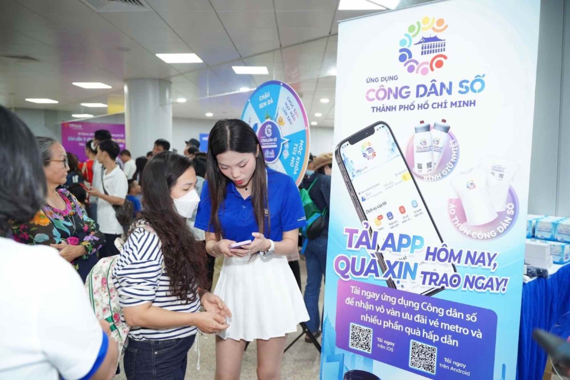 People download the Ho Chi Minh City Digital Citizen application. Photo: NGUYEN DANG