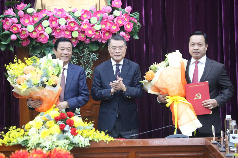 Truong ban To chuc Trung uong Le Minh Hung (giua) trao quyet dinh cho ong Tran Tien Dung (phai), ong Bui Van Nghiem (trai). Anh: Hoang Loc 