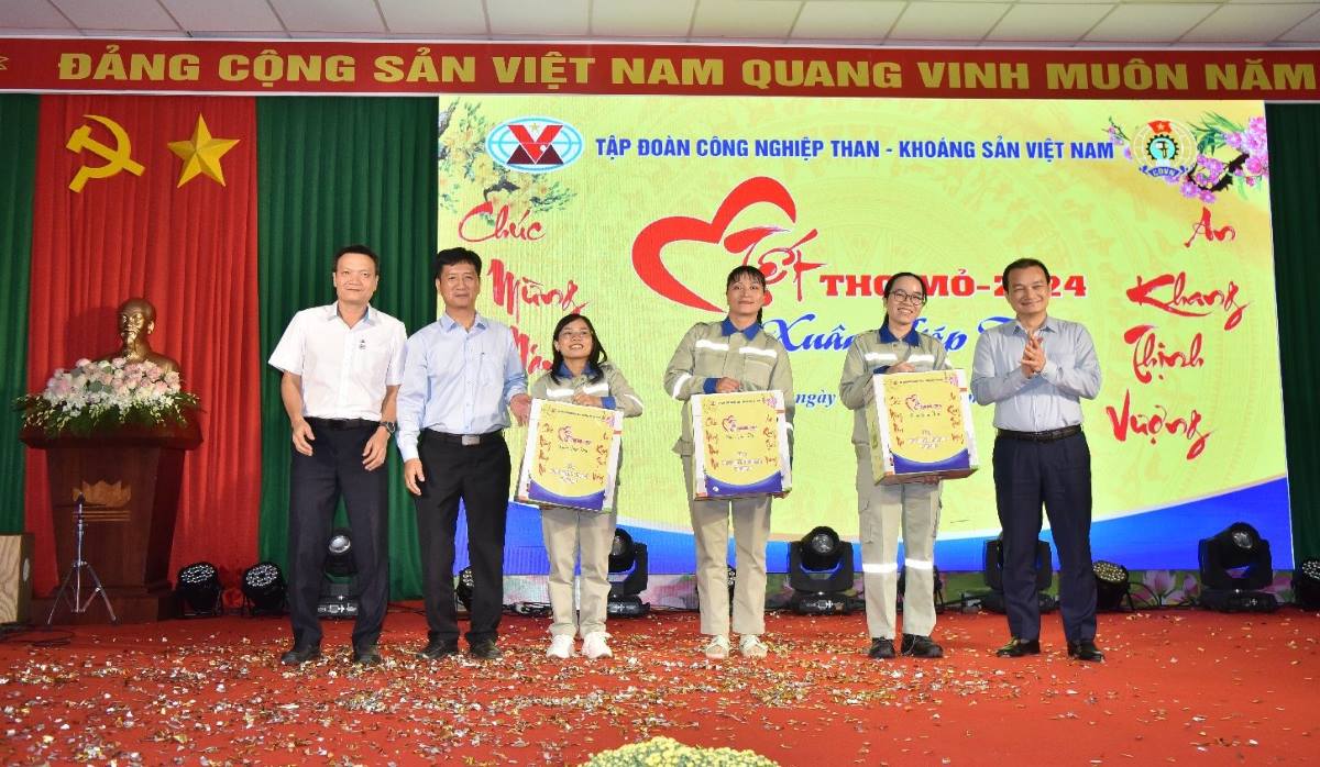 Many workers and laborers won prizes in the "Miner's Tet" 2024. Photo: Nguyen Hung