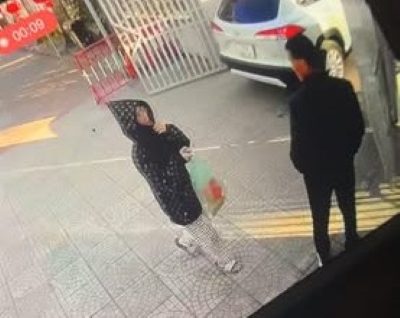 Hình ảnh người phụ nữ áo đen vào trường mầm non nghi bắt cóc cháu bé ở Hải Phòng. Ảnh: Gia đình cung cấp