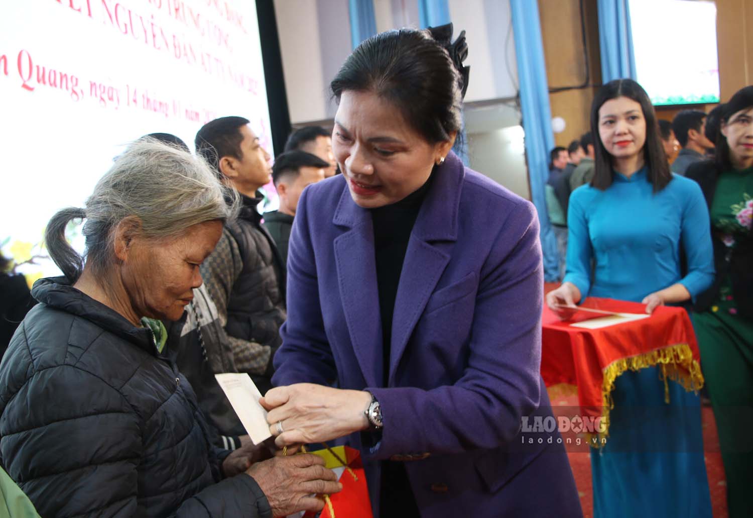 Ba Ha Thi Nga - Bi thu Tinh uy Tuyen Quang trao qua cho cac ho gia dinh chinh sach, ho ngheo tren dia ban. Anh: Nguyen Tung.