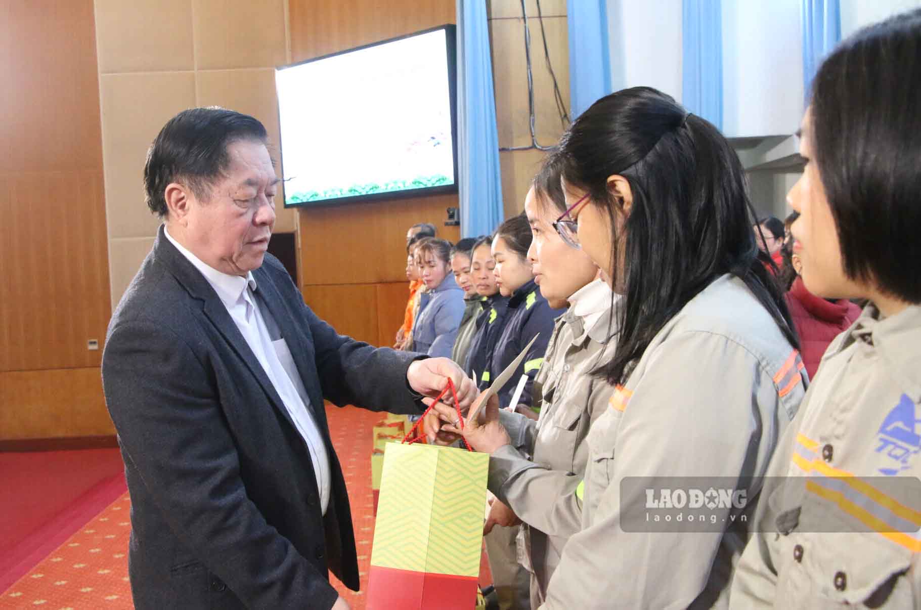 Truong ban Tuyen giao Trung uong Nguyen Trong Nghia trao qua Tet cho cong nhan, lao dong co hoan canh kho khan tai Tuyen Quang. Anh: Nguyen Tung.