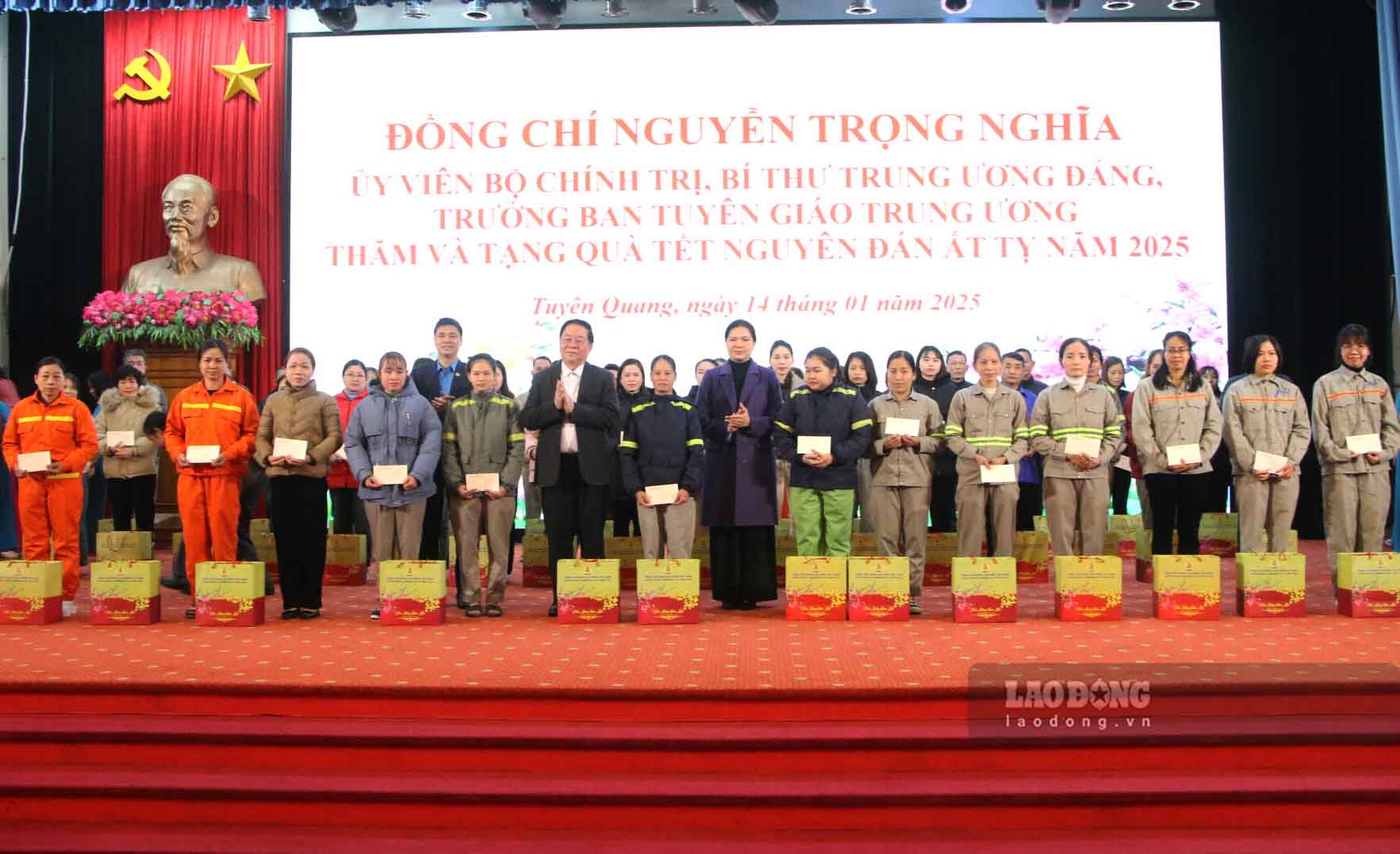 Politburo member and Head of the Central Propaganda Department Nguyen Trong Nghia and the delegation presented Tet gifts in Tuyen Quang. Photo: Nguyen Tung.