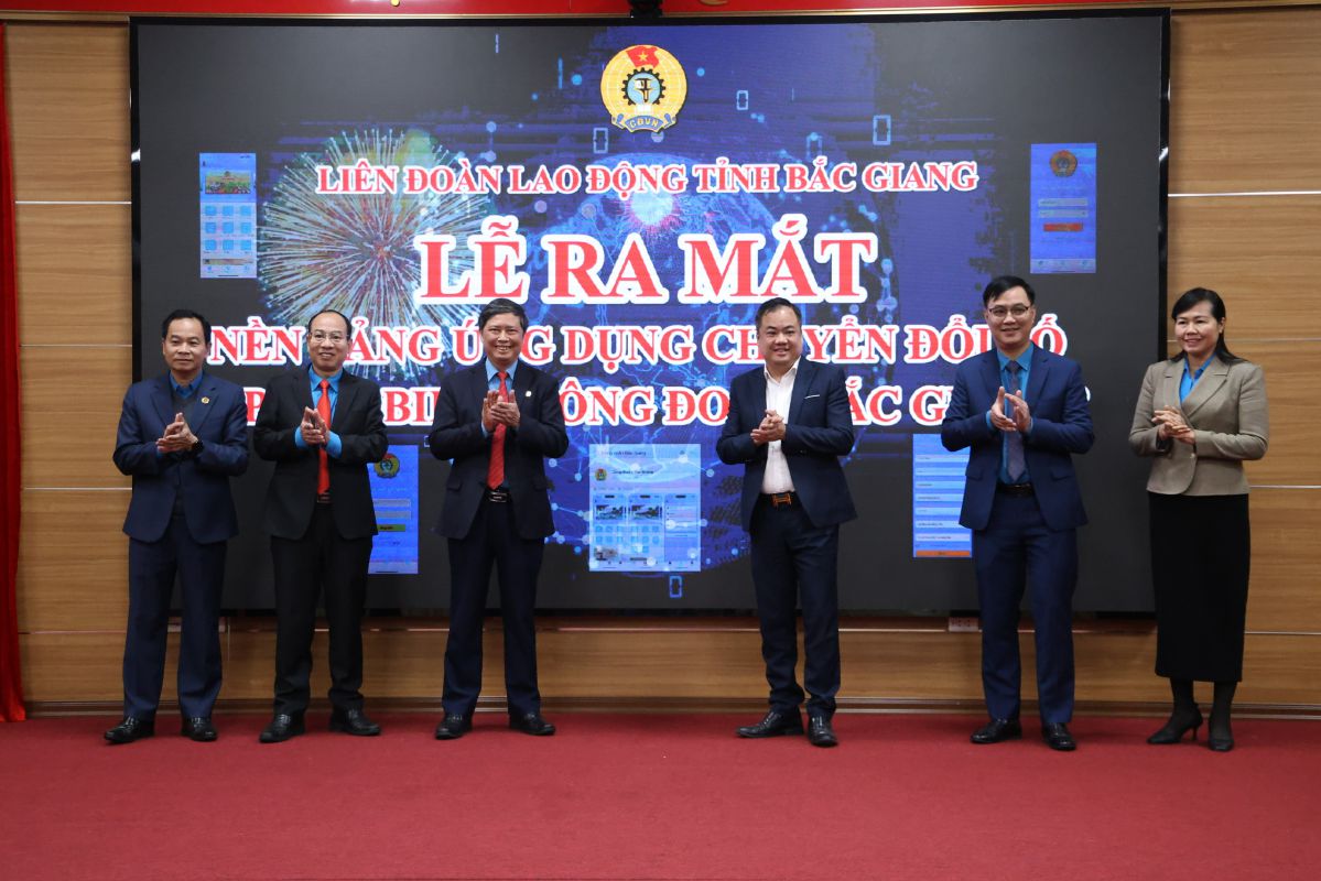 Bac Giang Provincial Labor Federation launches Bac Giang Labor Union App. Photo: Quyet Chien