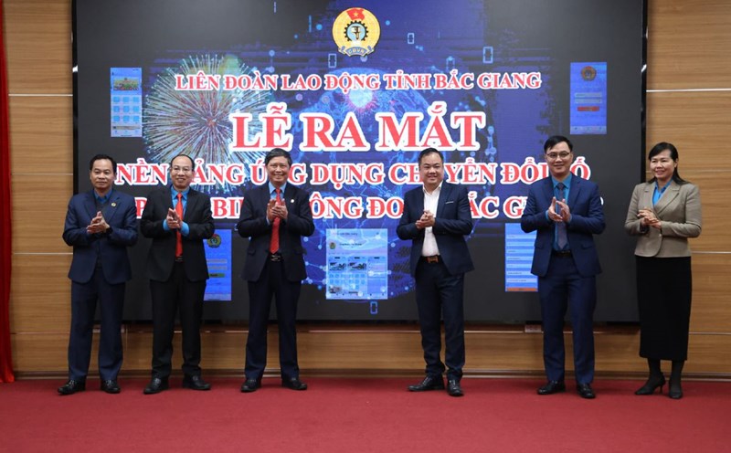 Bac Giang Provincial Labor Federation launches Bac Giang Labor Union App. Photo: Quyet Chien