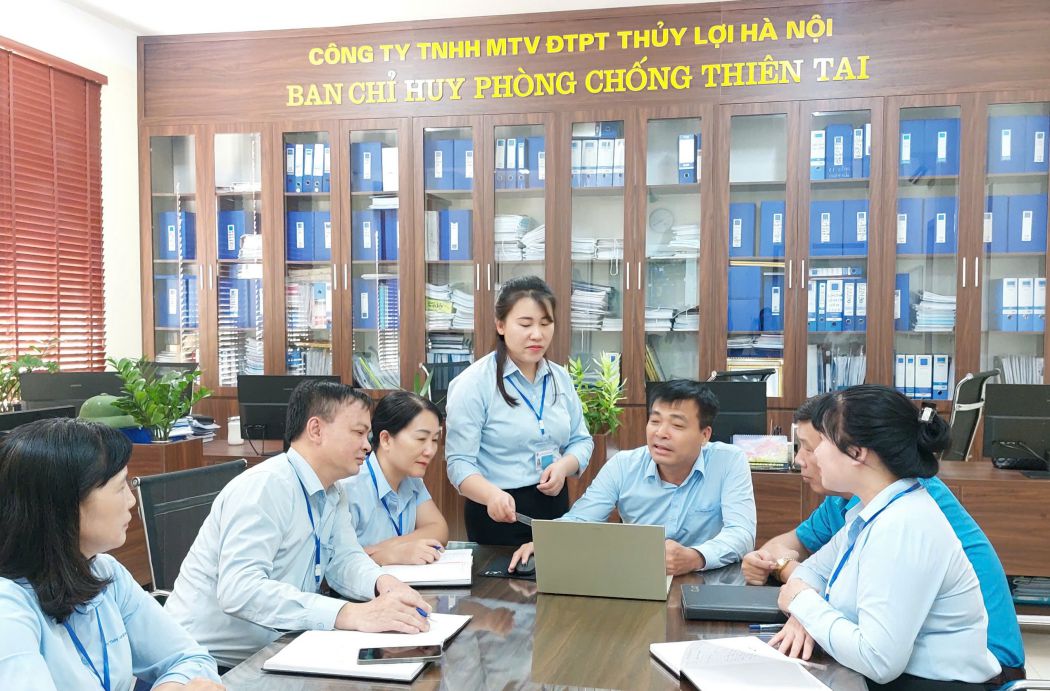 Ms. Le Thi Hang and her colleagues used Google Maps software application in their work. Photo: Ngoc Anh