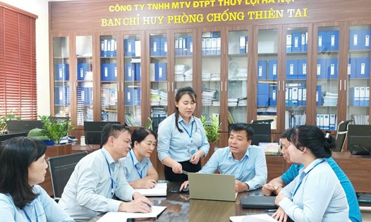 Chị Lê Thị Hằng và đồng nghiệp đã sử dụng ứng dụng phần mềm Google Maps trong công việc. Ảnh: Ngọc Ánh