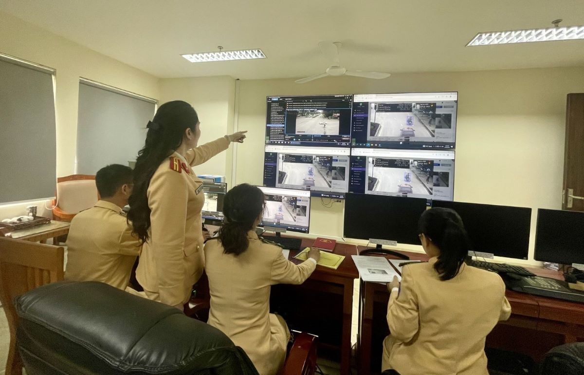 Trung tâm giám sát hệ thống đèn giao thông tại Công an TP. Thanh Hóa. Ảnh: CATH