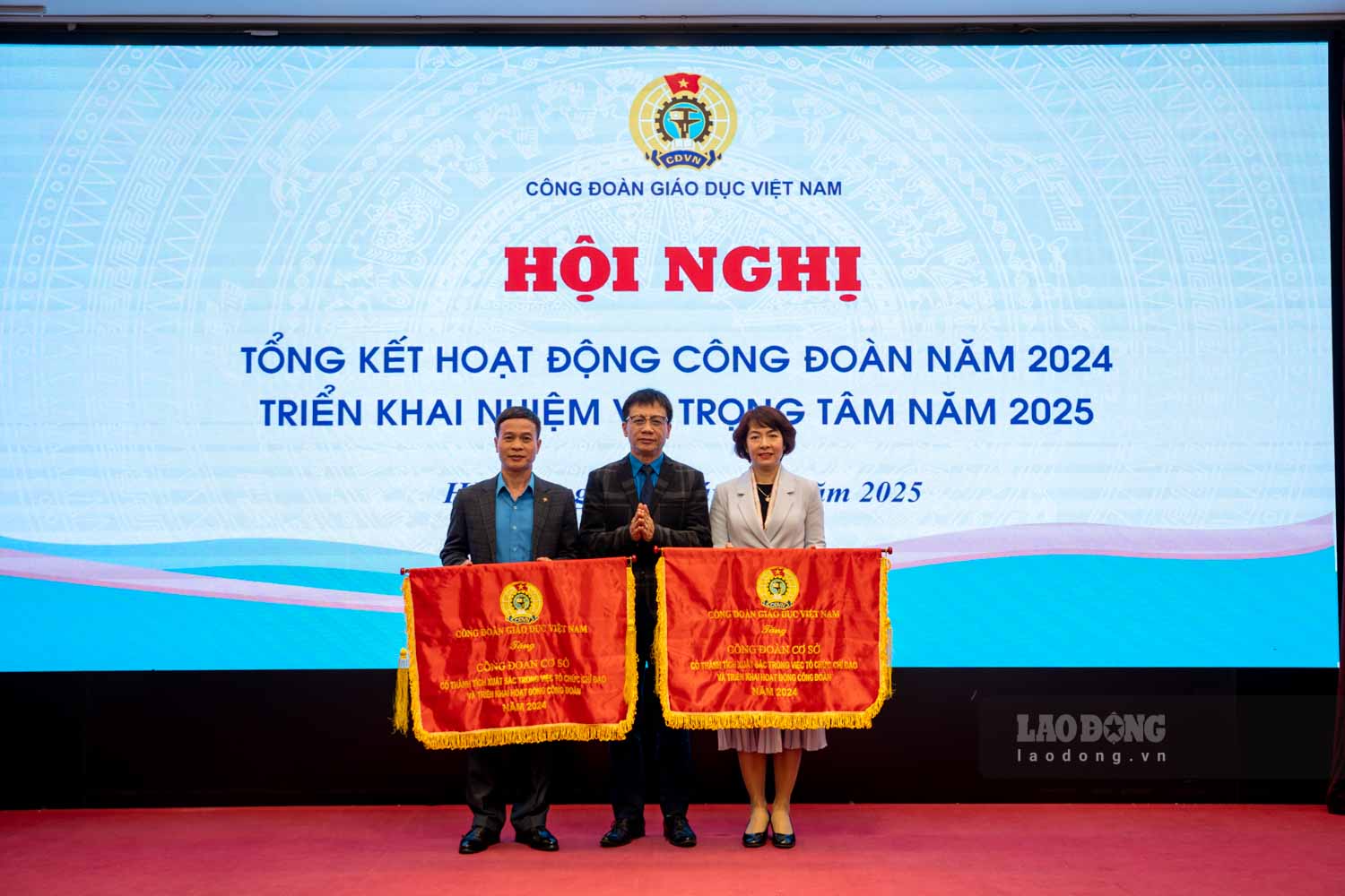 Grassroots Trade Unions received Emulation Flags from the Vietnam Education Trade Union. Photo: Phu Den
