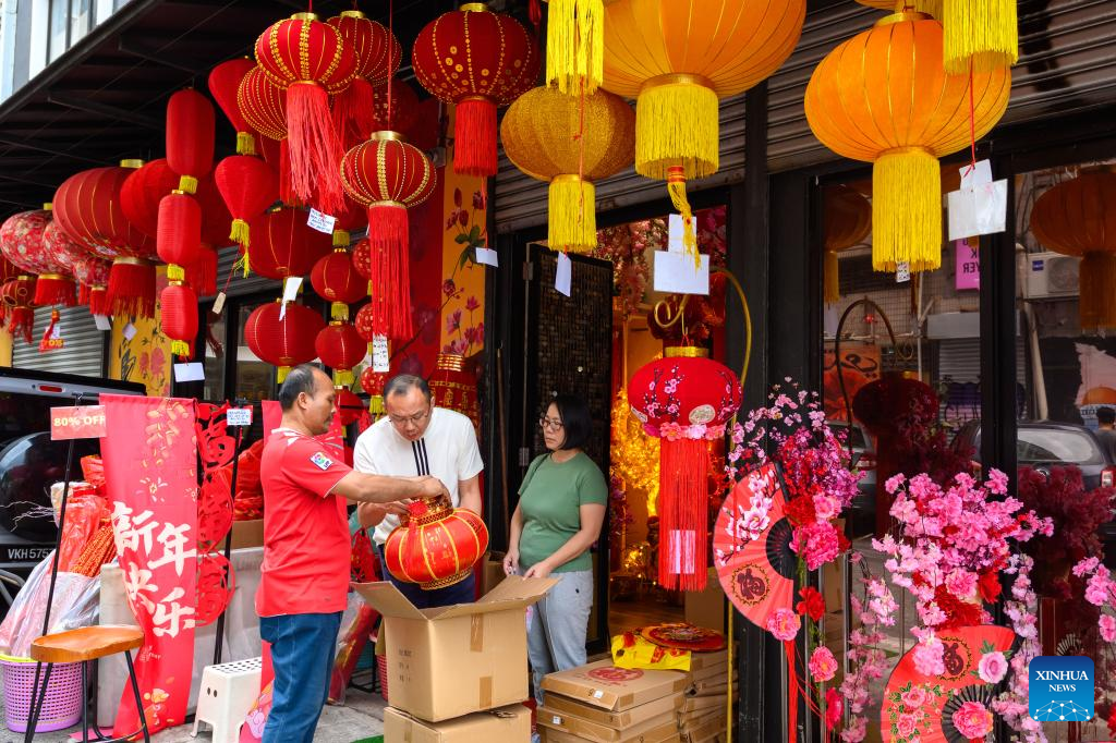 Nguoi dan mua sam do trang tri cho le hoi mua xuan, dip Tet Nguyen dan o Kuala Lumpur, Malaysia. Anh: Xinhua/Chong Voon Chung