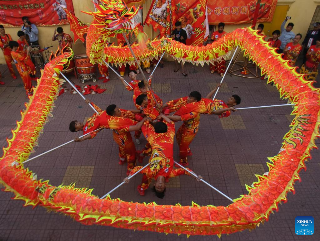 Bieu dien mua lan su rong chao mung Tet At Ty o Phnom Penh, Campuchia 14.1. Anh: Xinhua/Phearum