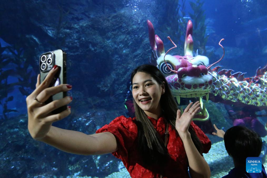 Cac tho lan bieu dien “mua lan rong” duoi thuy cung SEA LIFE Bangkok Ocean World nham chao mung nam moi At Ty 2025. Tet Am lich nam nay se roi vao ngay 29.1 duong lich va la nam con ran. Anh: Xinhua/Rachen Sageamsak