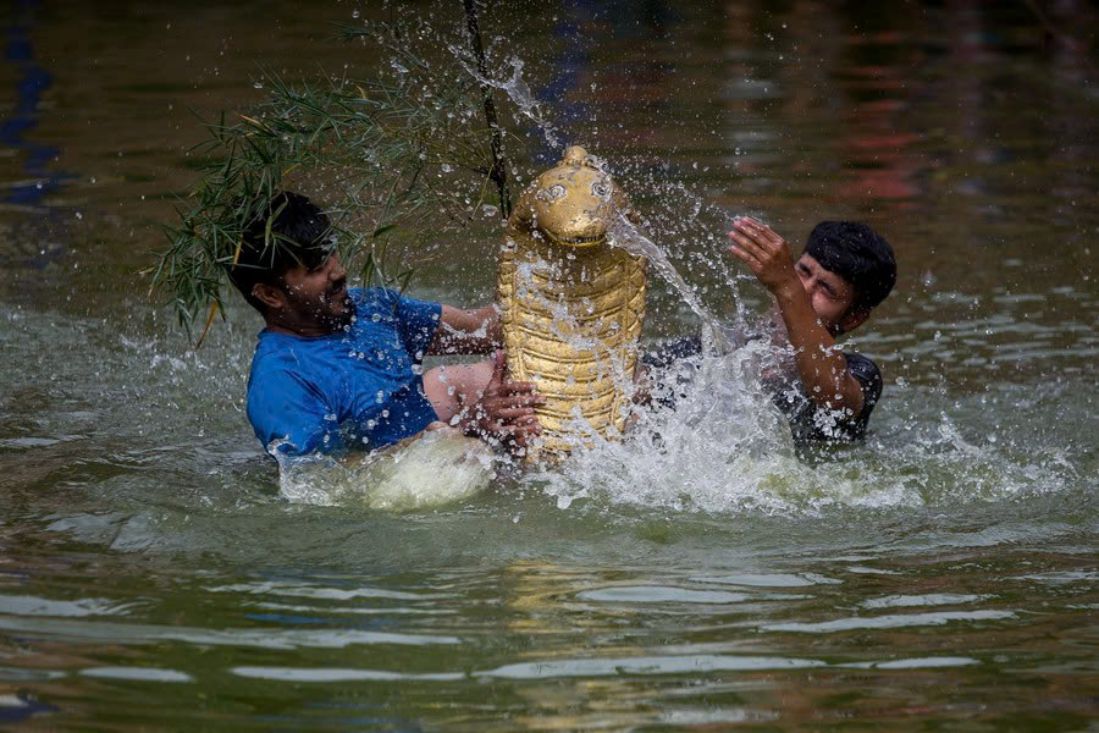 People perform a ritual marking the Naga Panchami - the festival of snakes - in Bhaktapur, Nepal in 2022. Photo: Xinhua
