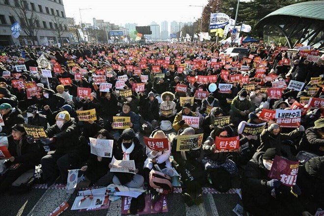 Cuoc bieu tinh ben ngoai tru so Quoc hoi o Seoul ngay 14.12 yeu cau luan toi Tong thong Han Quoc Yoon Suk Yeol. Anh: AFP