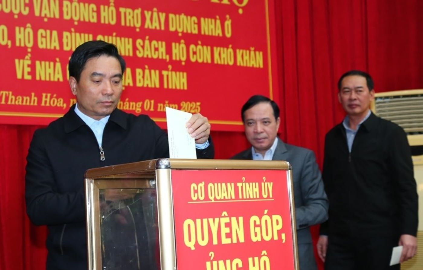 Mr. Nguyen Doan Anh - Member of the Party Central Committee, Secretary of the Provincial Party Committee and leaders of Thanh Hoa Provincial Party Committee donated to build houses for poor households and policy households. Photo: Quoc Huong