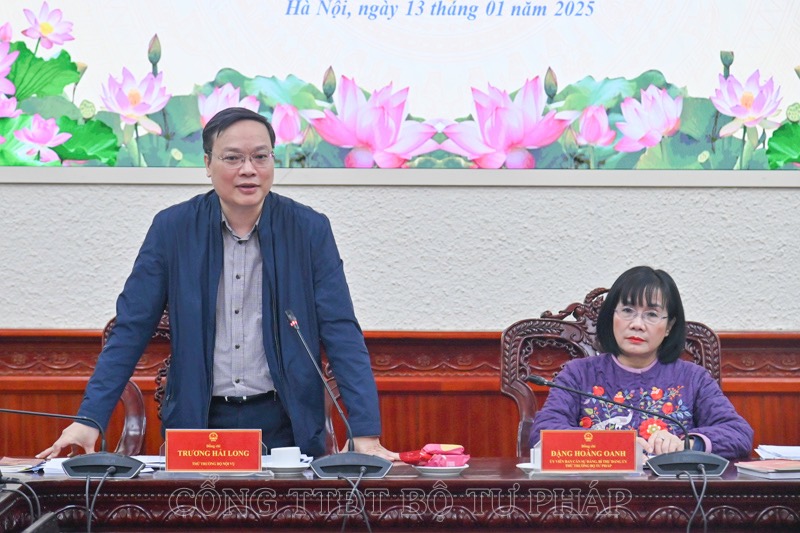 Deputy Minister of Home Affairs Truong Hai Long (left) and Deputy Minister Dang Hoang Oanh (right) at the meeting to review the draft Law on Government Organization (amended). Photo: moj.gov.vn