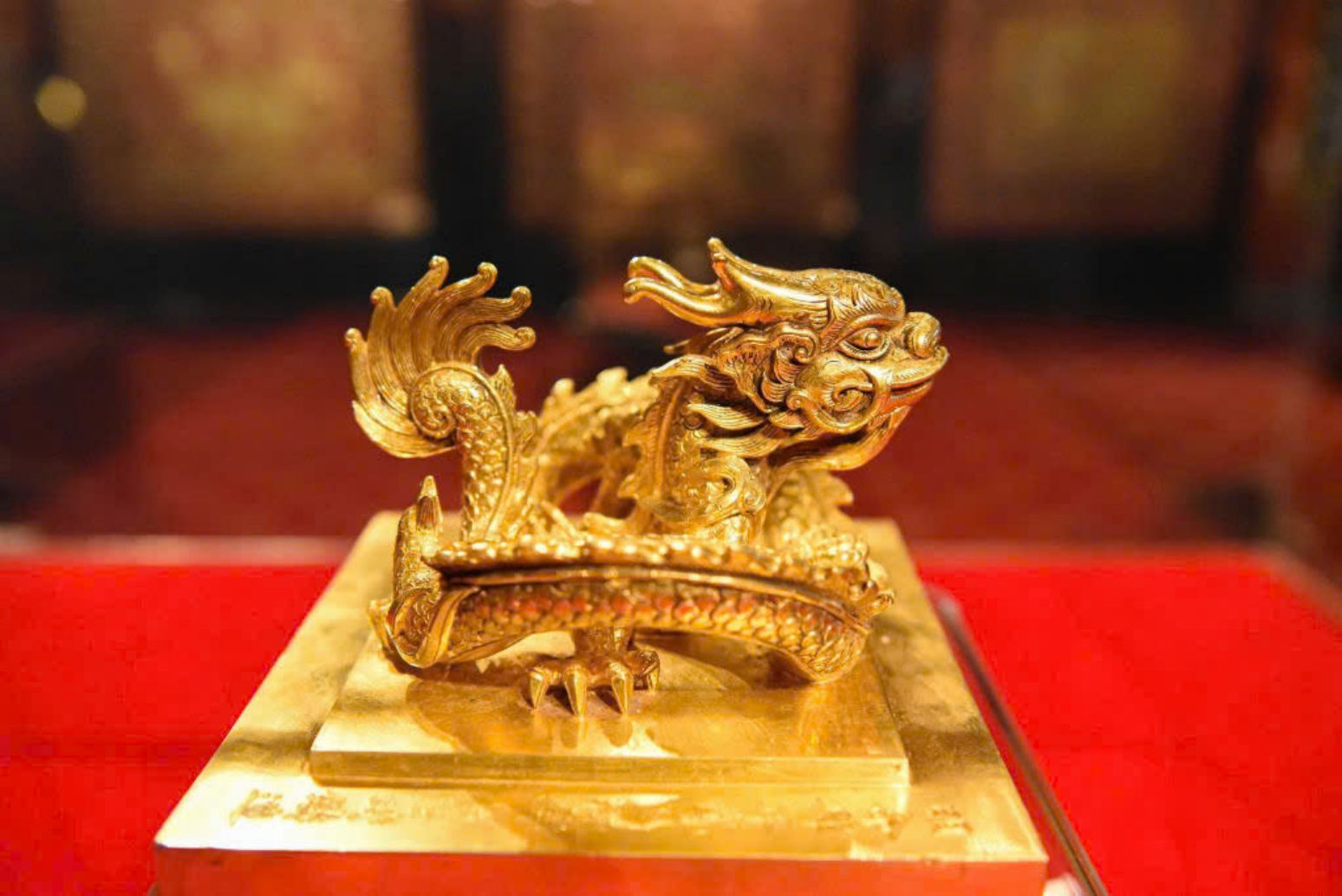 The Emperor's Golden Seal is displayed in a room of over 100 square meters, located on the 5th floor of the Nam Hong Royal Museum (Tu Son City, Bac Ninh). Photo: Tran Tuan