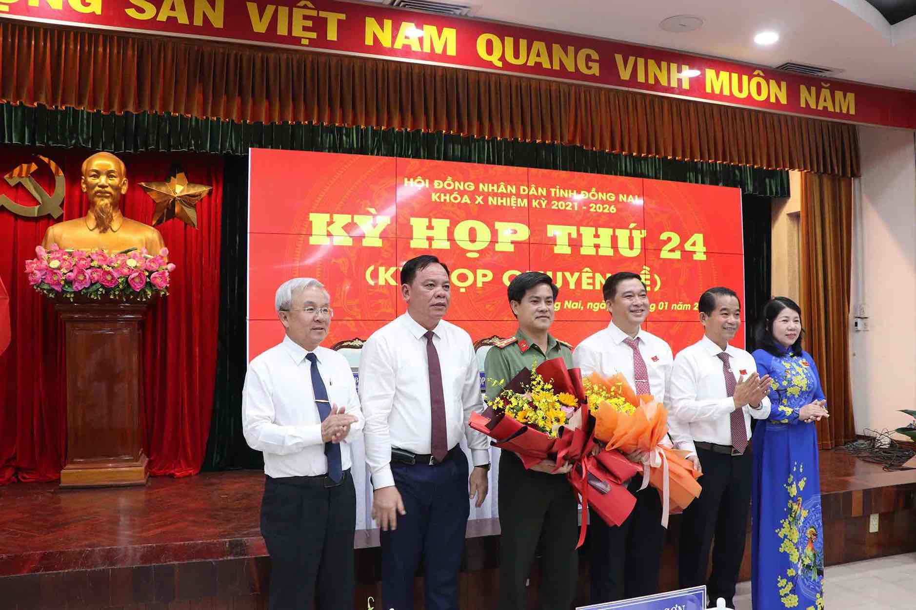 Dong Nai provincial leaders congratulated the new Vice Chairman of Dong Nai Provincial People's Committee Ho Van Ha (3rd from right). Photo: HAC