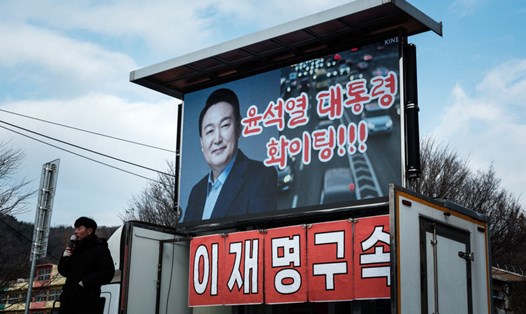 Một người ủng hộ phát biểu trước hình ảnh tổng thống bị luận tội Hàn Quốc  Yoon Suk Yeol. Ảnh: AFP