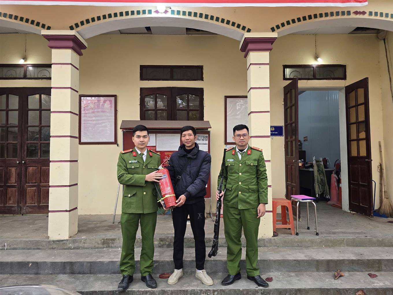 Người dân giao nộp súng, vật liệu nổ được Công an tặng lại bình chữa cháy. Ảnh: Công an Cao Bằng.