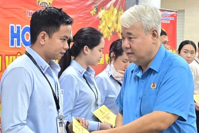 Thăm, tặng  quà Tết người lao động vận hành tàu Metro số 1