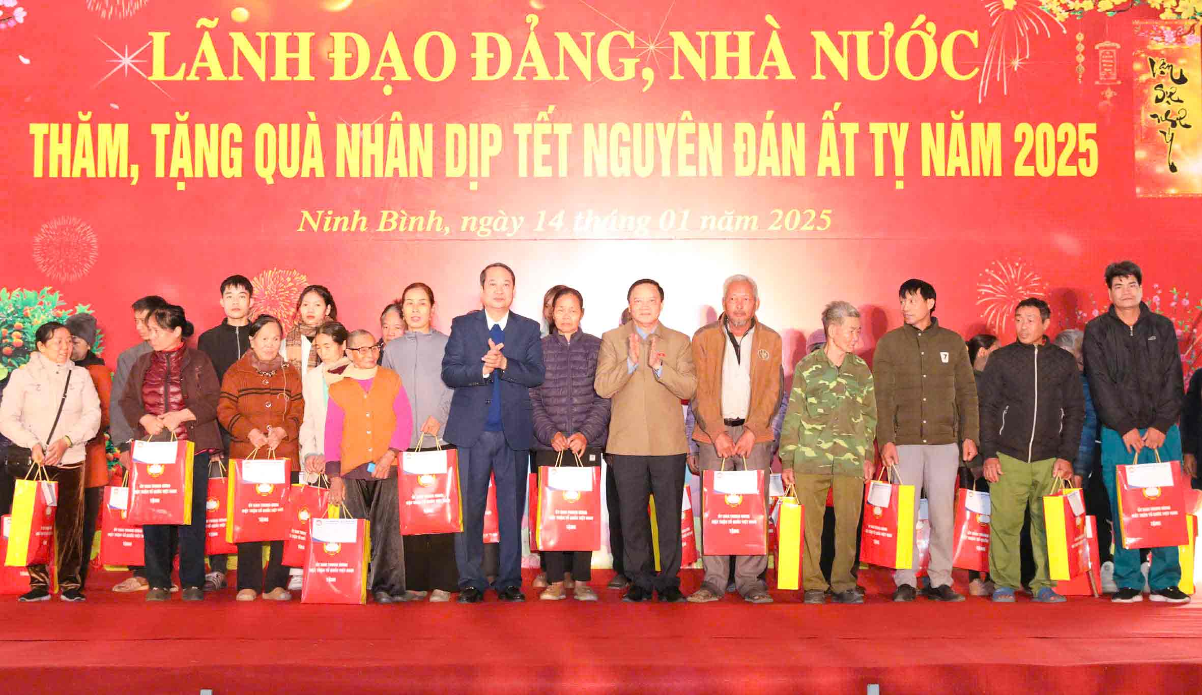 Vice Chairman of the National Assembly Nguyen Khac Dinh presents Tet gifts to poor households and workers in difficult circumstances in Ninh Binh province. Photo: Nguyen Truong