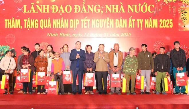 Phó Chủ tịch Quốc hội Nguyễn Khắc Định trao quà Tết cho CNLĐ tại Ninh Bình