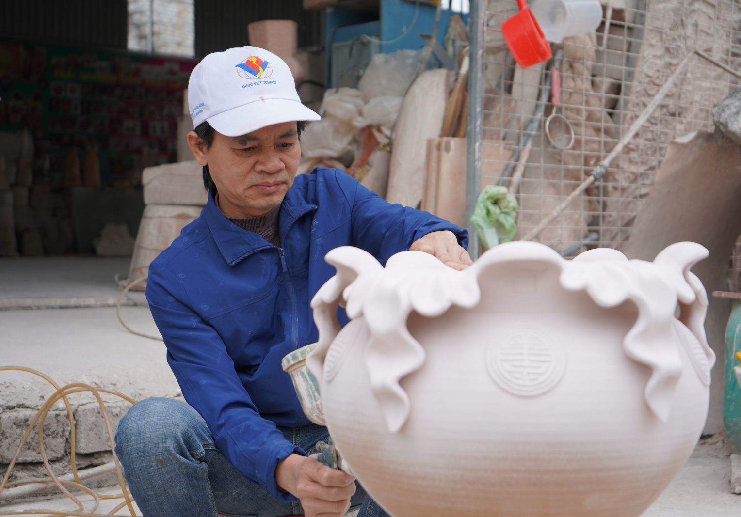 Artisan Vu Manh Huy diligently creates works from ceramics. Photo: Mai Dung