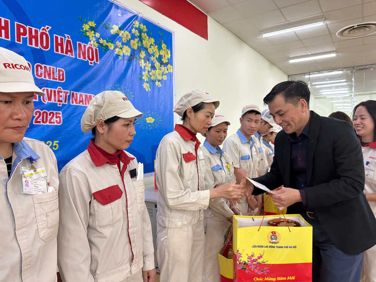 Mr. Le Dinh Hung - Member of the Executive Committee of the Vietnam General Confederation of Labor, Permanent Vice President of the Hanoi City Confederation of Labor directly presented Tet gifts to workers. Photo: Ngoc Anh