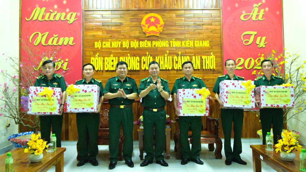 Major General Tran Ngoc Huu (standing in the middle), Deputy Commander of the Border Guard, and Colonel Pham Van Thang (third from left), Commander of the Border Guard of Kien Giang province, presented Tet gifts to units. Photo: Tien Vinh