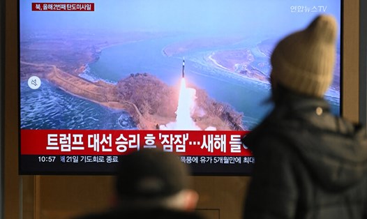 Người dân xem TV phát sóng bản tin về việc Triều Tiên bắn nhiều tên lửa tầm ngắn ngày 14.1 tại Seoul, Hàn Quốc. Ảnh: AFP