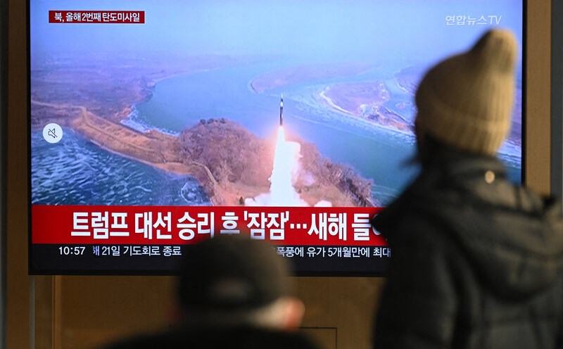 People watch a TV news report about North Korea firing multiple short-range missiles on January 14 in Seoul, South Korea. Photo: AFP