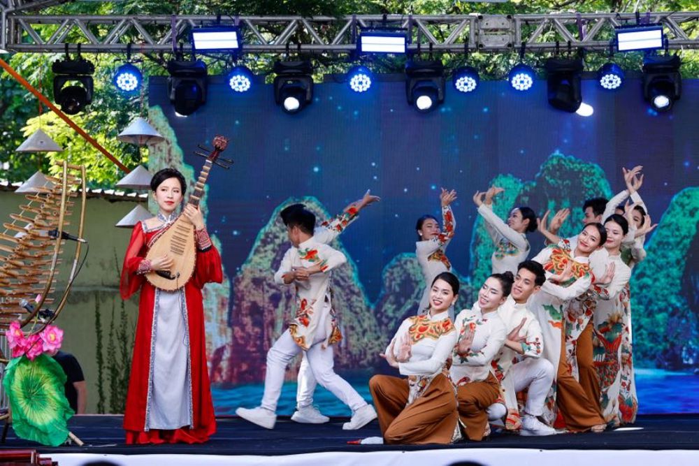 Performances during Vietnam Day in Brazil. Photo: VGP
