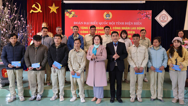 Tet gifts were given to workers and employees of Dien Bien Cement Joint Stock Company. Photo: Minh Thuan