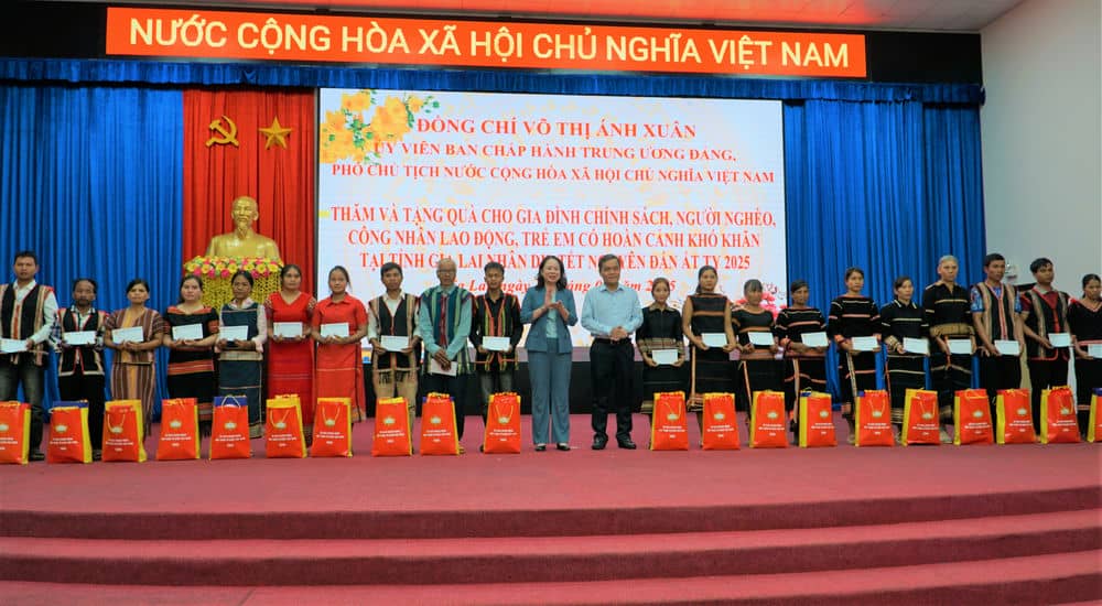 Đoàn viên, NLĐ Gia Lai vui mừng nhận các phần quà Tết ý nghĩa. Ảnh: Thanh Tuấn 