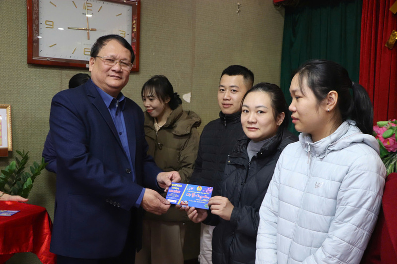 Tet gifts are given to workers. Photo: Huy Hoang
