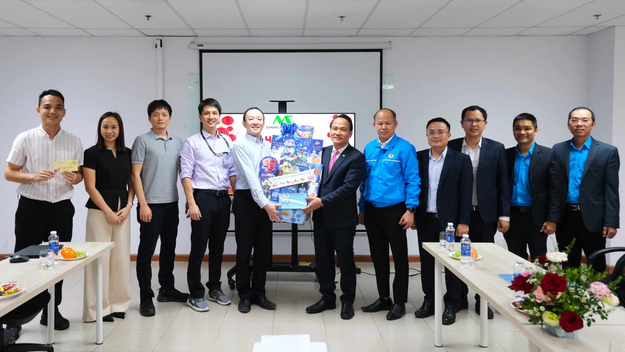 The delegation of the Trade Union and leaders of Da Nang congratulated the workers on the New Year and gave gifts. Photo: Tra Phuong