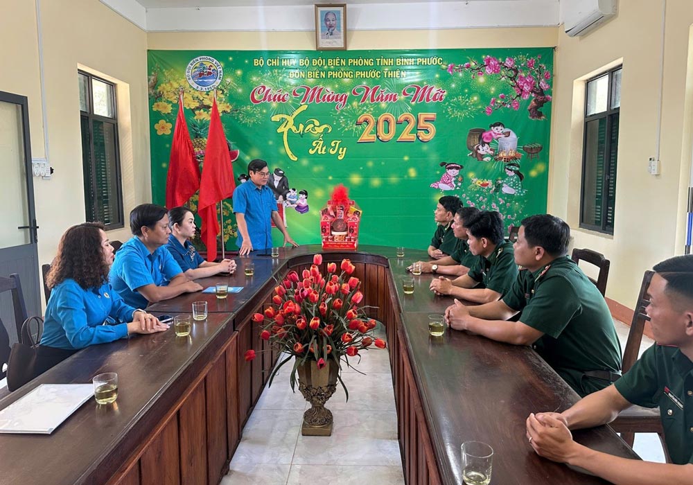 Mr. Nguyen Van Sang - Vice Chairman of Binh Phuoc Provincial Labor Federation wishes a Happy New Year to officers and soldiers at Phuoc Thien Border Guard Station. Photo: Van Son