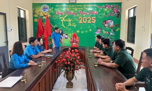 Ông Nguyễn Văn Sang - Phó Chủ tịch Liên đoàn Lao động tỉnh Bình Phước chúc Tết cán bộ, chiến sĩ tại Đồn Biên phòng Phước Thiện. Ảnh: Văn Sơn