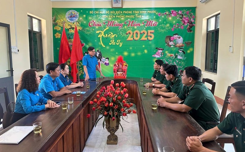 Mr. Nguyen Van Sang - Vice Chairman of Binh Phuoc Provincial Labor Federation wishes a Happy New Year to officers and soldiers at Phuoc Thien Border Guard Station. Photo: Van Son