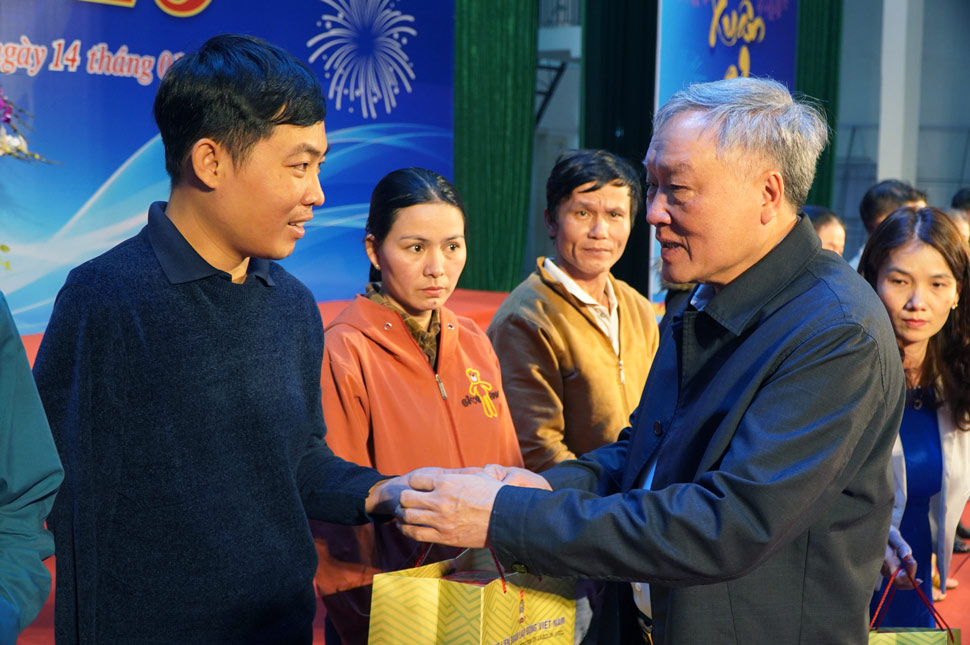 Deputy Prime Minister Nguyen Hoa Binh presents Tet gifts to union members and workers in Quang Ngai. Photo: Vien Nguyen.