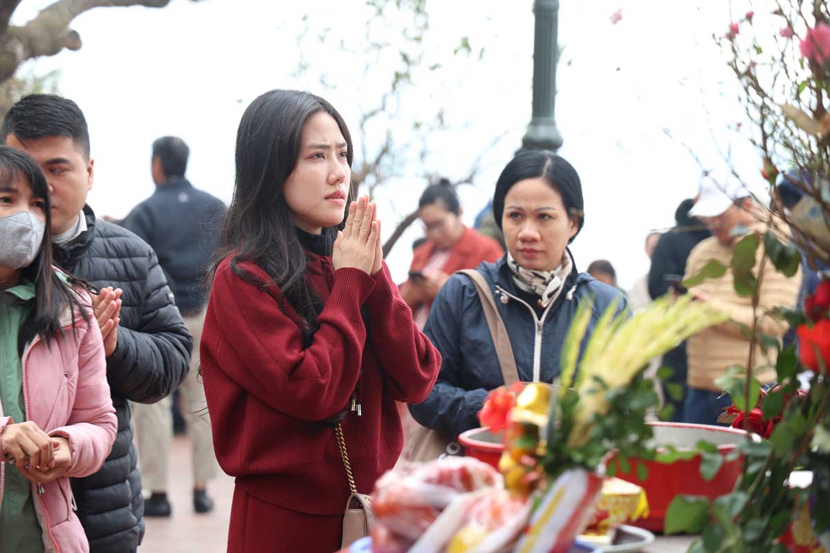 People travel hundreds of kilometers to Hanoi to celebrate the full moon festival of December