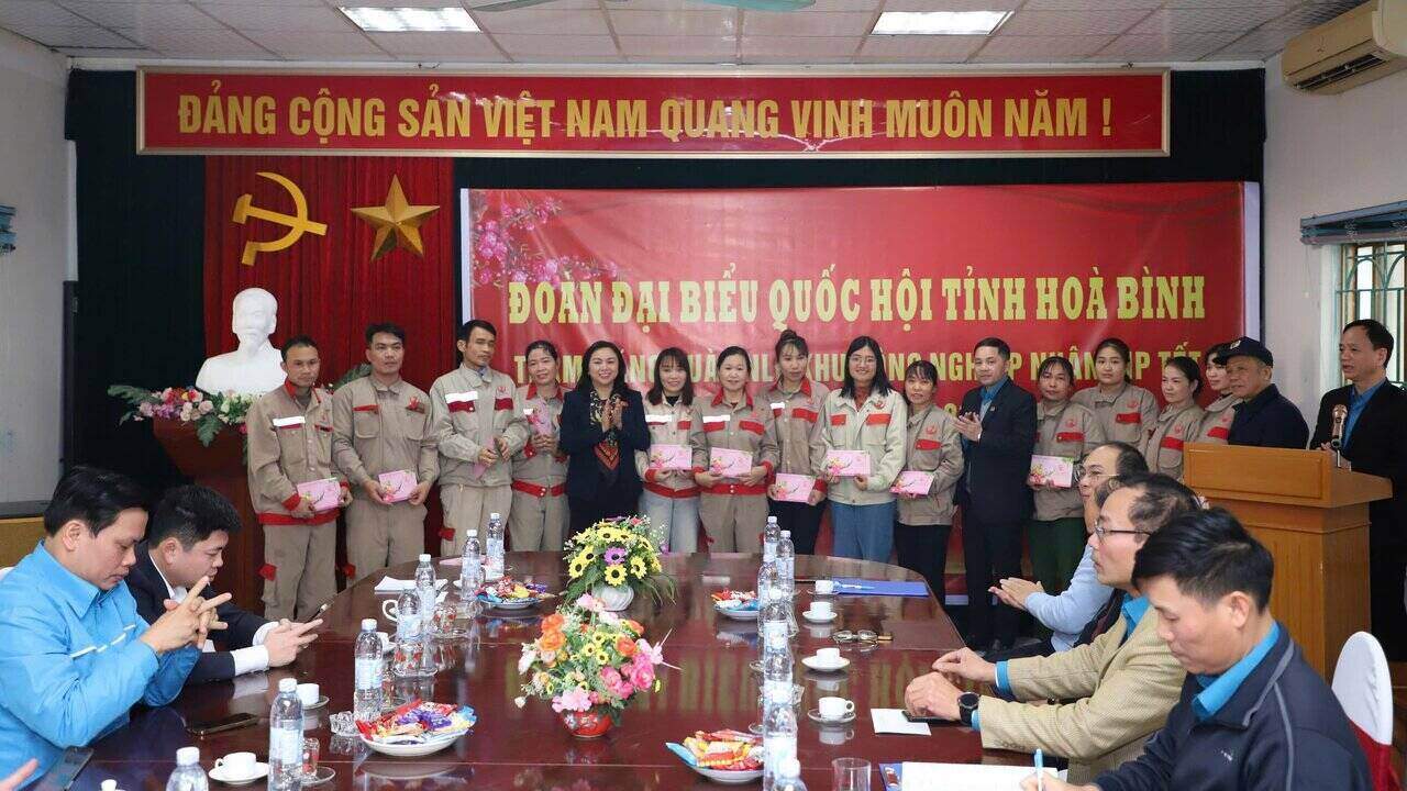 Representatives of the National Assembly Delegation of Hoa Binh province and the Labor Federation of Hoa Binh province presented gifts to workers at Vinh Son Cement Company Limited, Luong Son district. Photo: Pham Cuong