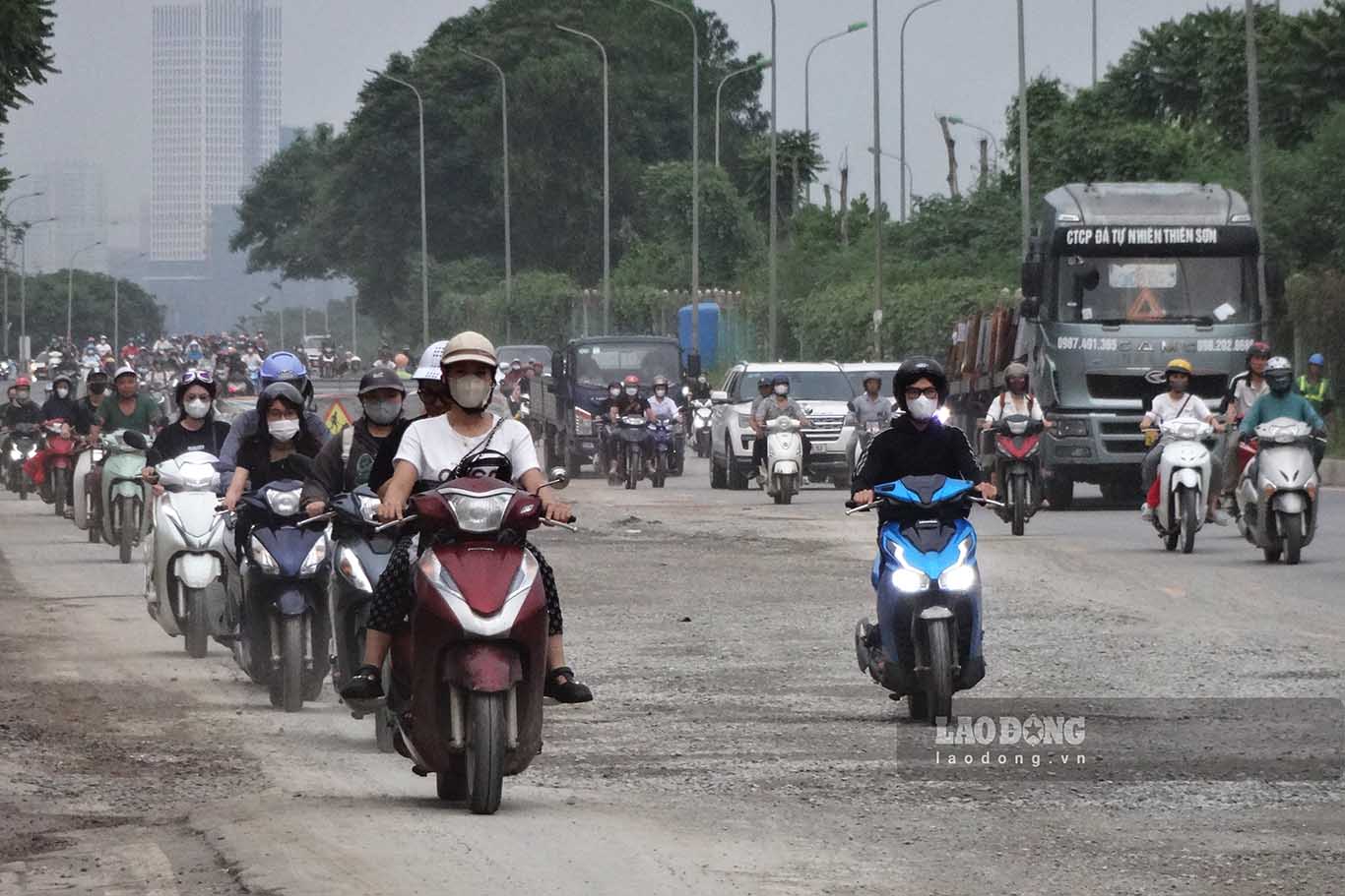 Sở GTVT Hà Nội tổ chức lại giao thông tại đường gom Đại lộ Thăng Long. Ảnh: Tô Thế