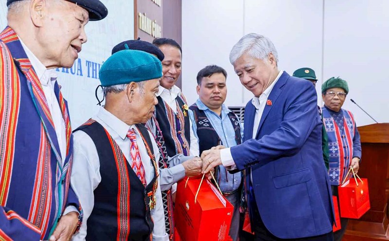 Member of the Politburo, Secretary of the Party Central Committee, Chairman of the Central Committee of the Vietnam Fatherland Front Do Van Chien met with a delegation of prestigious people from A Luoi district (Thua Thien Hue province, now Hue city). Photo: Pham Dong